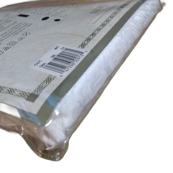Bardwil Linens White Embroidered Tablecloth Empress Jacquard Oblong 60" x 84" - Picture 7 of 7